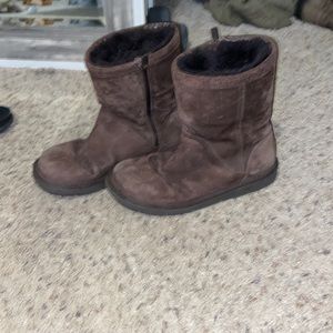 Brown short zip uggs